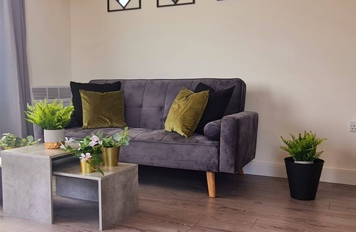 Hemel Hempstead Apartment | Comfy One Bedroom Entire Apartment With 270 Degree View and Private Balcony