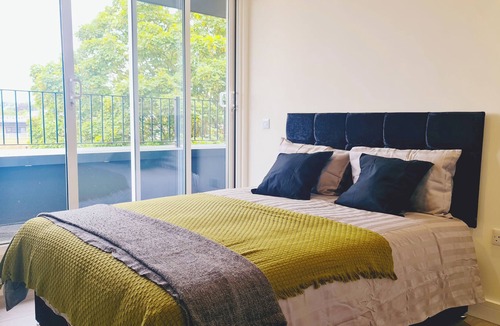 Hemel Hempstead Apartment | Comfy One Bedroom Entire Apartment With 270 Degree View and Private Balcony
