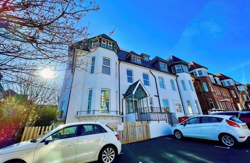 West Cliff Apartment | Comfy Seaside Studio Apt w/Free Gym & Wi-Fi