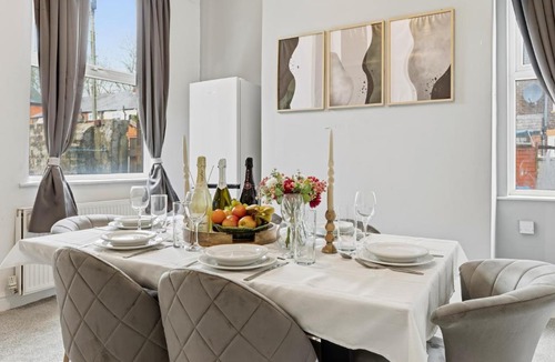 Bury House | Comfy & Spacious Home, Fast Wi-Fi , free Parking, Sleeps 7 , Long Stays Welcome, Bury city centre