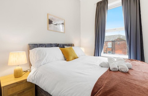 Bury House | Comfy & Spacious Home, Fast Wi-Fi , free Parking, Sleeps 7 , Long Stays Welcome, Bury city centre