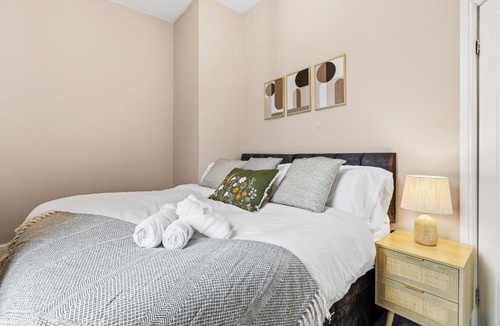Bury House | Comfy & Spacious Home, Fast Wi-Fi , free Parking, Sleeps 7 , Long Stays Welcome, Bury city centre