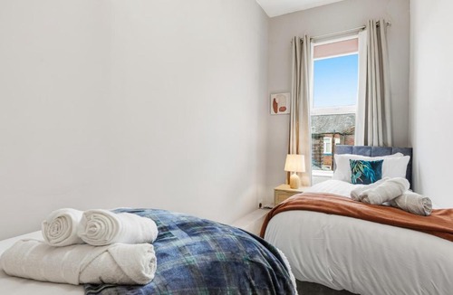Bury House | Comfy & Spacious Home, Fast Wi-Fi , free Parking, Sleeps 7 , Long Stays Welcome, Bury city centre