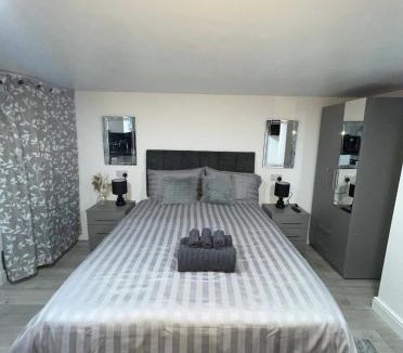 Harehills Apartment | Comfy Studio apartment with Wi-Fi and Smart TV
