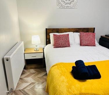 Ashton-under-Lyne Apartment | Comfy Studio Flat and Workspace near Ashton-U-Lyne Station