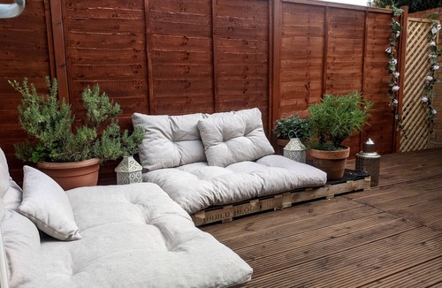 Hemel Hempstead Apartment | Compact Annex - Private Patio & Parking Included