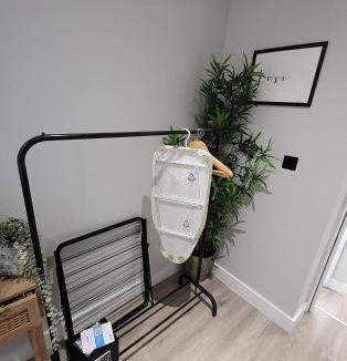 Edgware Apartment | Compact Studio Nook Modern, Warm, Inviting