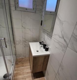 Edgware Apartment | Compact Studio Nook Modern, Warm, Inviting