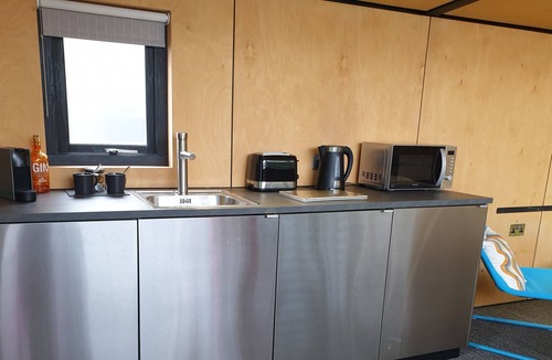 Sidcot Apartment | Contemporary studio, free parking and wifi