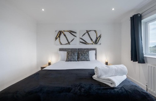 Hemel Hempstead House | Contractor 4-Bed | FREE Parking | Wi-Fi | Hemel