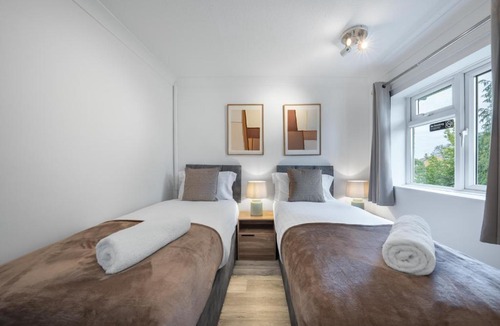 Hemel Hempstead House | Contractor 4-Bed | FREE Parking | Wi-Fi | Hemel