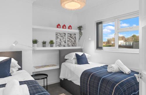 Severn Beach House | Contractor Accommodation 4 Bedroom House Sleeps 7 Free Van Parking Near Avonmouth Docks