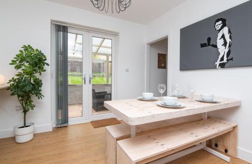 Severn Beach House | Contractor Accommodation Avonmouth 3 Bed Van Parking Sleeps 5