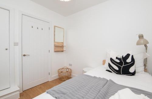 Severn Beach House | Contractor Accommodation Avonmouth 3 Bed Van Parking Sleeps 5