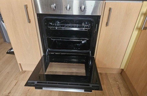 Whiston Apartment | Contractor Accommodation Sleeps 5 Parking for 2 Vans