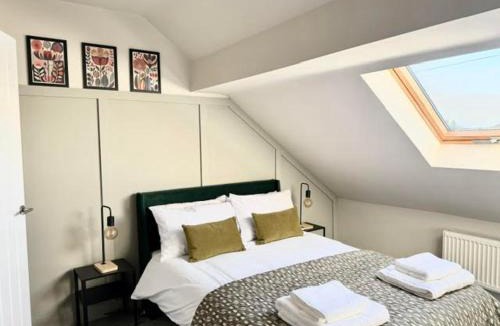 Worksop House | Contractor Accommodation Sleeps 7 - 4 Bathrooms - Parking For 3 Vans - Worksop