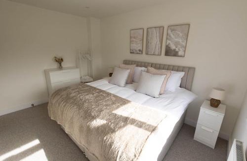 Duckmanton House | Contractor Friendly 3BR Sleeps 5