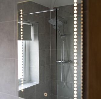 Duckmanton House | Contractor Friendly 3BR Sleeps 5