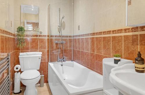 Wraysbury House | Contractor House - Heathrow & M25, Parking, Wi-Fi