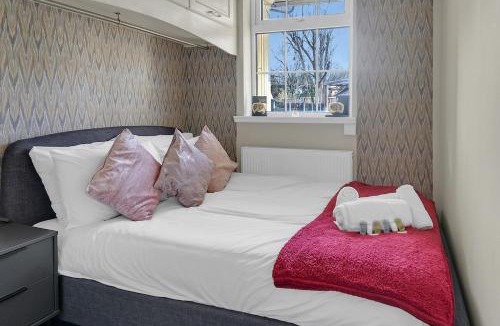 Wraysbury House | Contractor House - Heathrow & M25, Parking, Wi-Fi