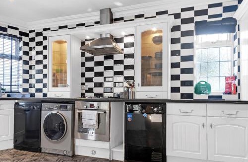 Wraysbury House | Contractor House - Heathrow & M25, Parking, Wi-Fi