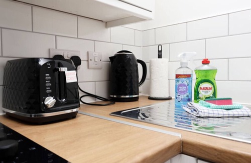 Margam Apartment | Contractor Studio Parking Smart TV & Kitchen