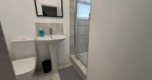 Kettering House | Contractor Workforce Accommodation - 5 Bedrooms Perfect For Work Crews & Groups, WiFi Smart TV's In All Rooms - Parking Sleeps 5-8 Guests