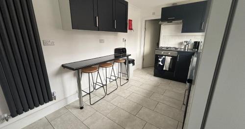 Kettering House | Contractor Workforce Accommodation - 5 Bedrooms Perfect For Work Crews & Groups, WiFi Smart TV's In All Rooms - Parking Sleeps 5-8 Guests