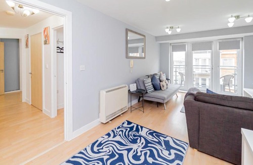 Basingstoke Apartment | Contractors 4 Beds 2 Bathrooms Short Say Parking