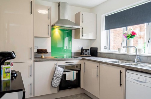 Basingstoke House | Contractors 8 Beds 3 Bath Parking Monthly Discount