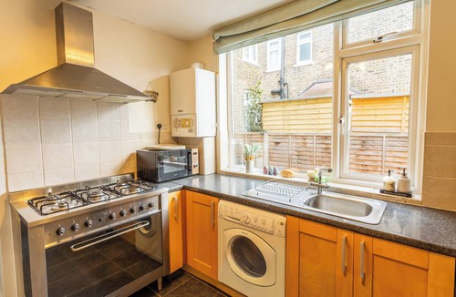Brooklands Apartment | Convenient 1-Bed Flat Near Queen’s Hospital with High Speed Wifi