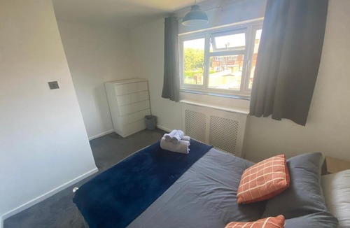 Basingstoke House | Convenient 3 bed home with parking in Basingstoke