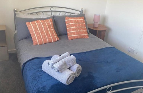 Basingstoke House | Convenient 3 bed home with parking in Basingstoke