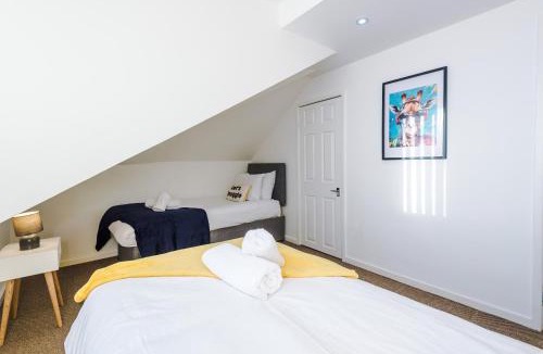 Mancot Apartment | Convenient 4BR Bungalow 2 Baths Driveway Sleeps 7 Short and Long Term Stays
