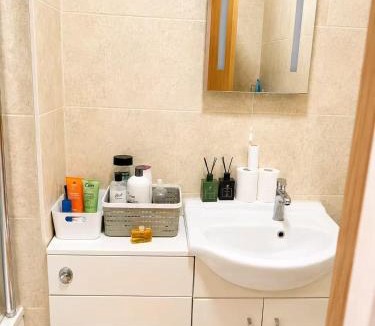 Adamsdown House | Convenient Double room ,Room 5,shared toilet