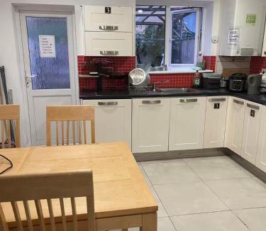 Adamsdown House | Convenient Double room ,Room 5,shared toilet