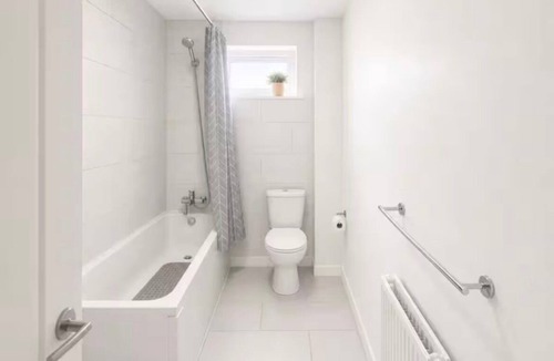 Preston Apartment | Convenient Modern Lrg 2 Bedroom w WiFi and Parking