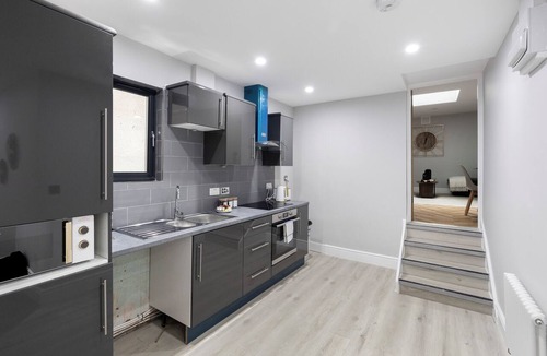 Wandsworth Apartment | Conveniently Situated - Luxuriously Furnished!