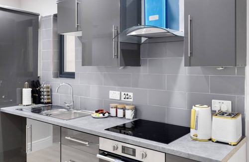 Wandsworth Apartment | Conveniently Situated - Luxuriously Furnished!