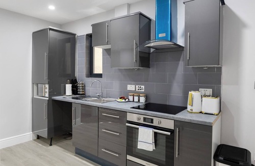 Wandsworth Apartment | Conveniently Situated - Luxuriously Furnished!