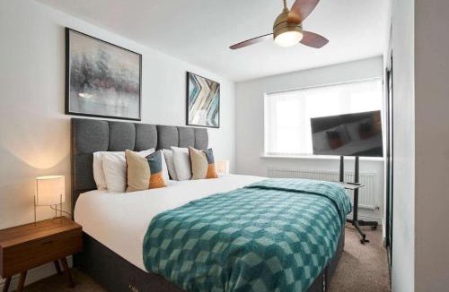 Launceston House | Cornish Haven - Spacious 4BR with WiFi & Parking