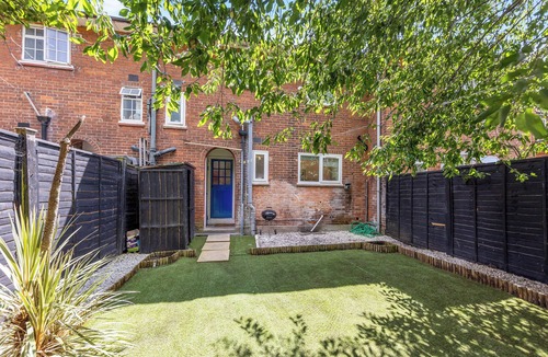 West Putney House | Corporate Relocation & Contractor Teams, Monthly Discounts Garden & Free Parking