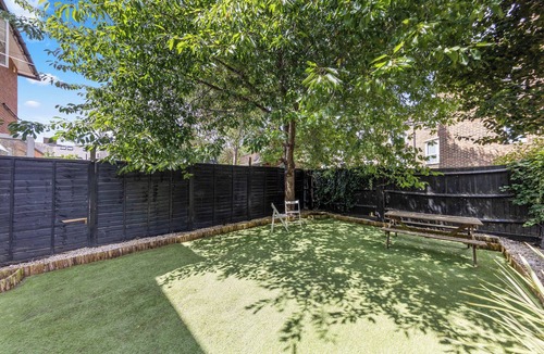 West Putney House | Corporate Relocation & Contractor Teams, Monthly Discounts Garden & Free Parking