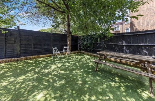 West Putney House | Corporate Relocation & Contractor Teams, Monthly Discounts Garden & Free Parking