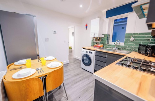 Cathays Apartment | Cosy 2BR Flat Steps from Cardiff Pubs & Town