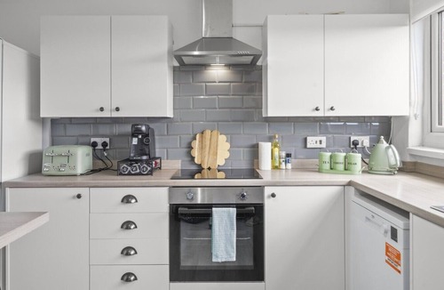 Tewkesbury Apartment | Cosy 3BR Flat With Free Parking Near Marina