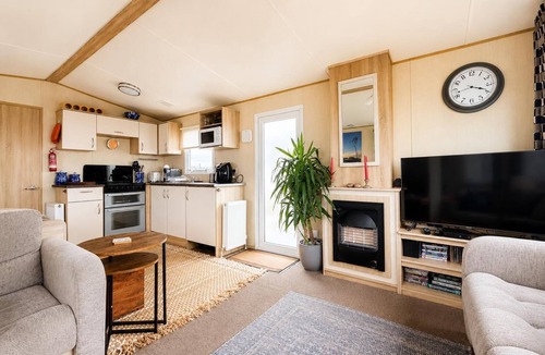Kessingland House | Cosy 6 berth caravan with side decking at Kessingland Beach, Suffolk ref 90031SV