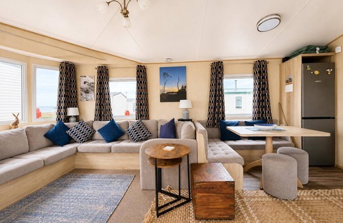 Kessingland House | Cosy 6 berth caravan with side decking at Kessingland Beach, Suffolk ref 90031SV