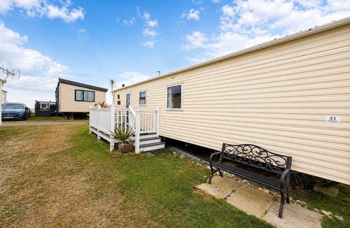 Kessingland House | Cosy 6 Berth Caravan With Side Decking At Kessingland Beach, Suffolk Ref 90031Sv