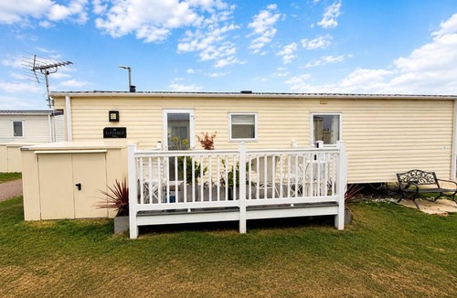 Kessingland House | Cosy 6 Berth Caravan With Side Decking At Kessingland Beach, Suffolk Ref 90031Sv